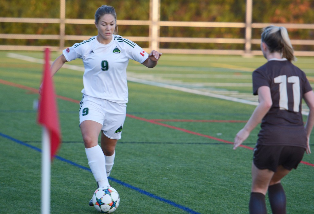 Monika Levarsky opened the scoring on Friday to spark the Cascades to a 3-2 victory over the Manitoba Bisons.