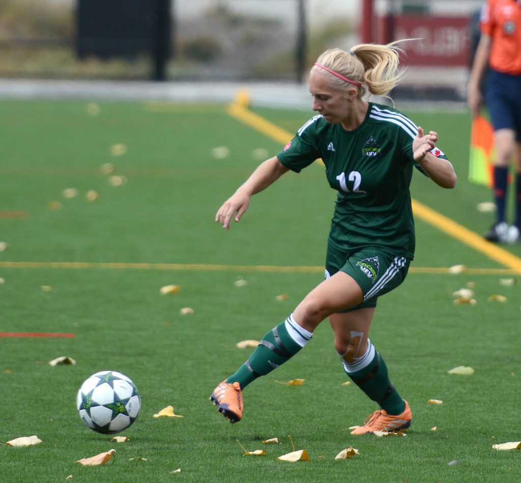 Cascades midfielder Karlee Pedersen sends a pass to a teammate.