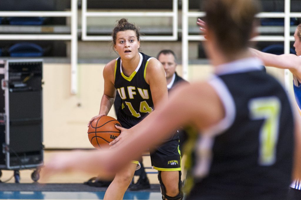 Amanda Thompson looks to enter the ball into the post to teammate Kayli Sartori. (Wilson Wong / UBC Athletics photo)